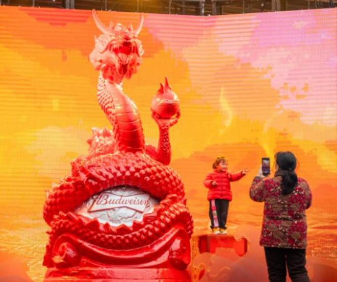 組圖丨街頭尋“龍” 迎福瑞龍年