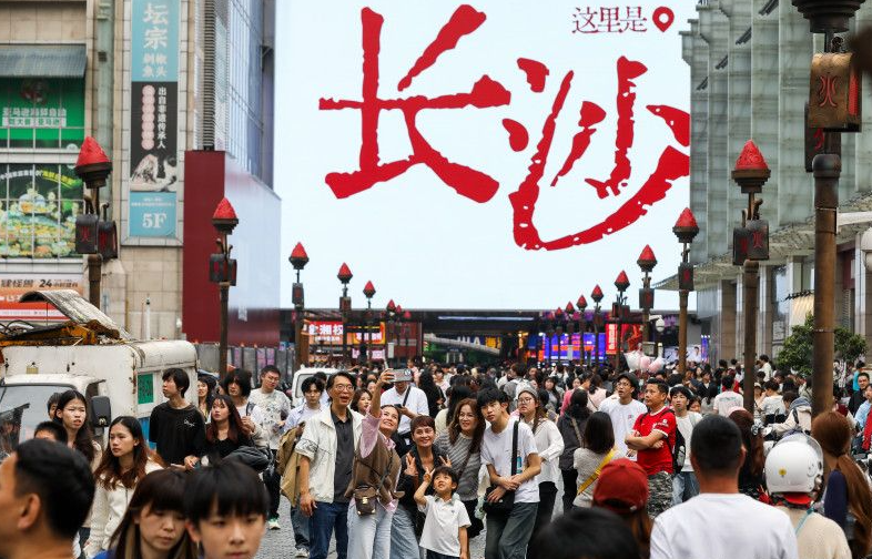 長沙商圈假期人如潮丨組圖